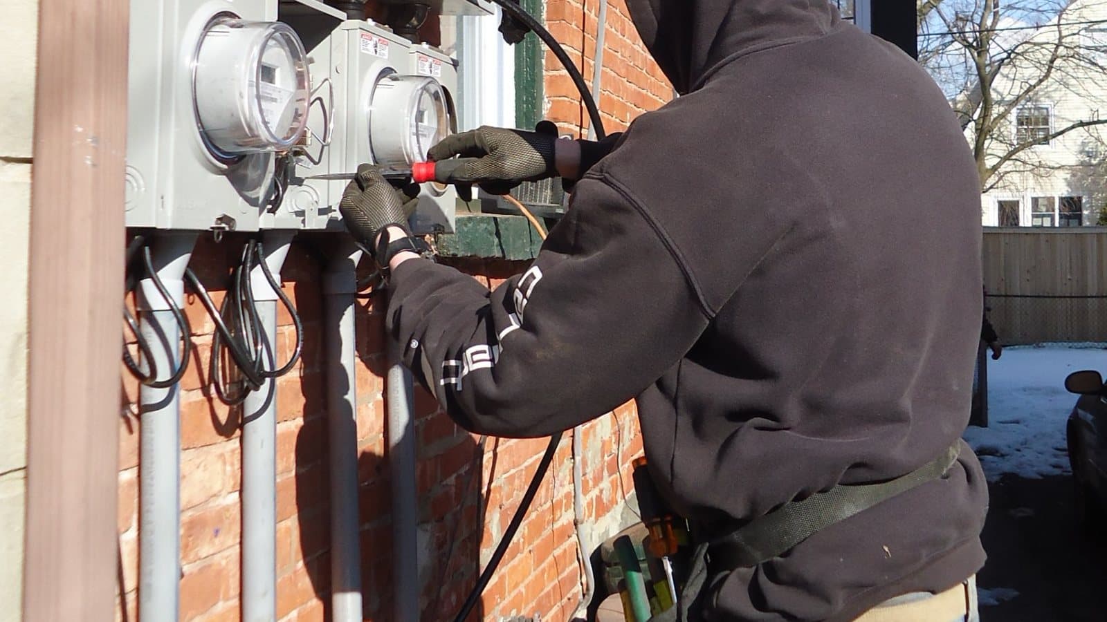 Equipo eléctrico profesional trabajando en Torrevieja