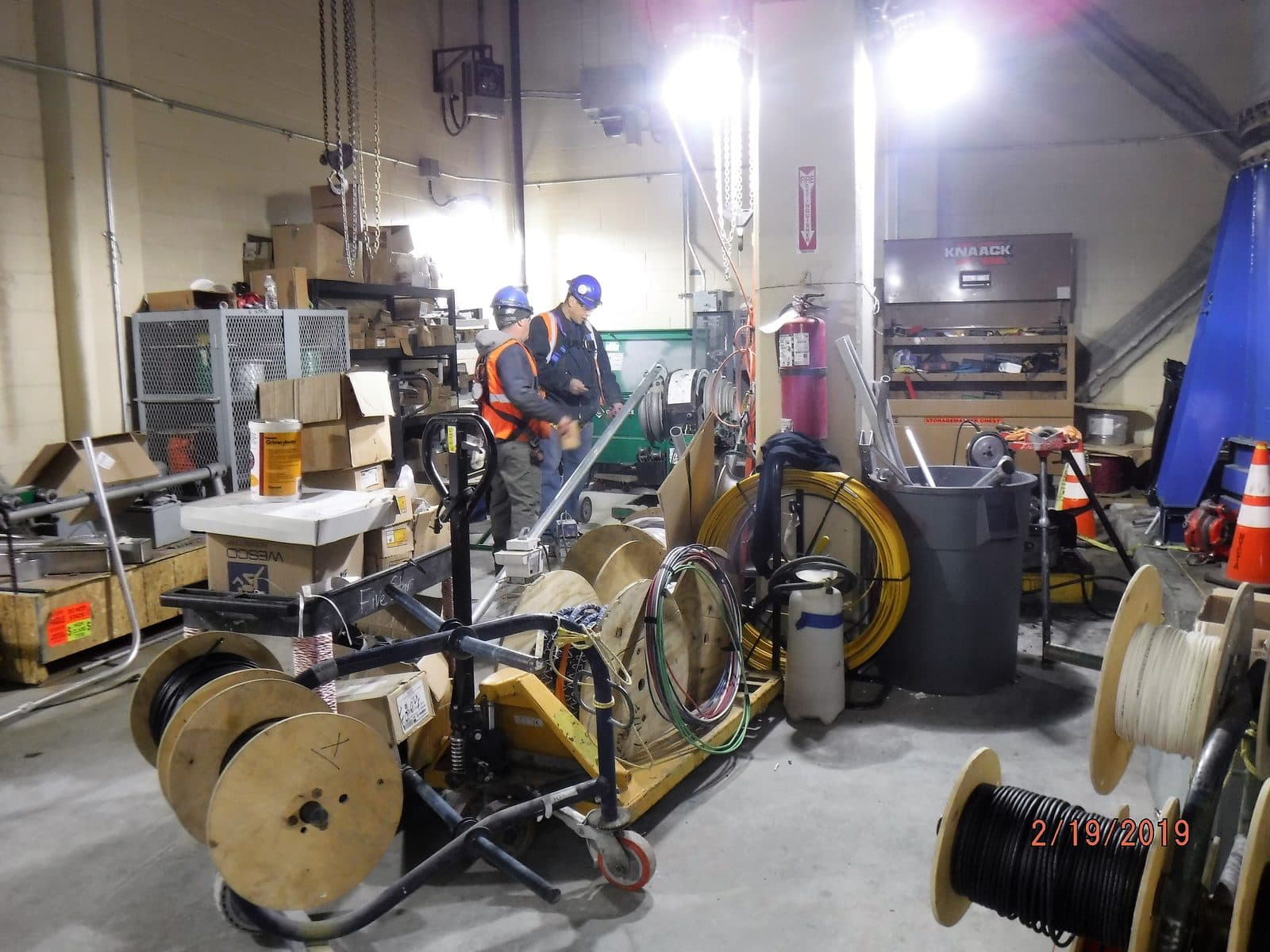 Equipo de electricista en Torrevieja revisando cuadro eléctrico y avería urgente